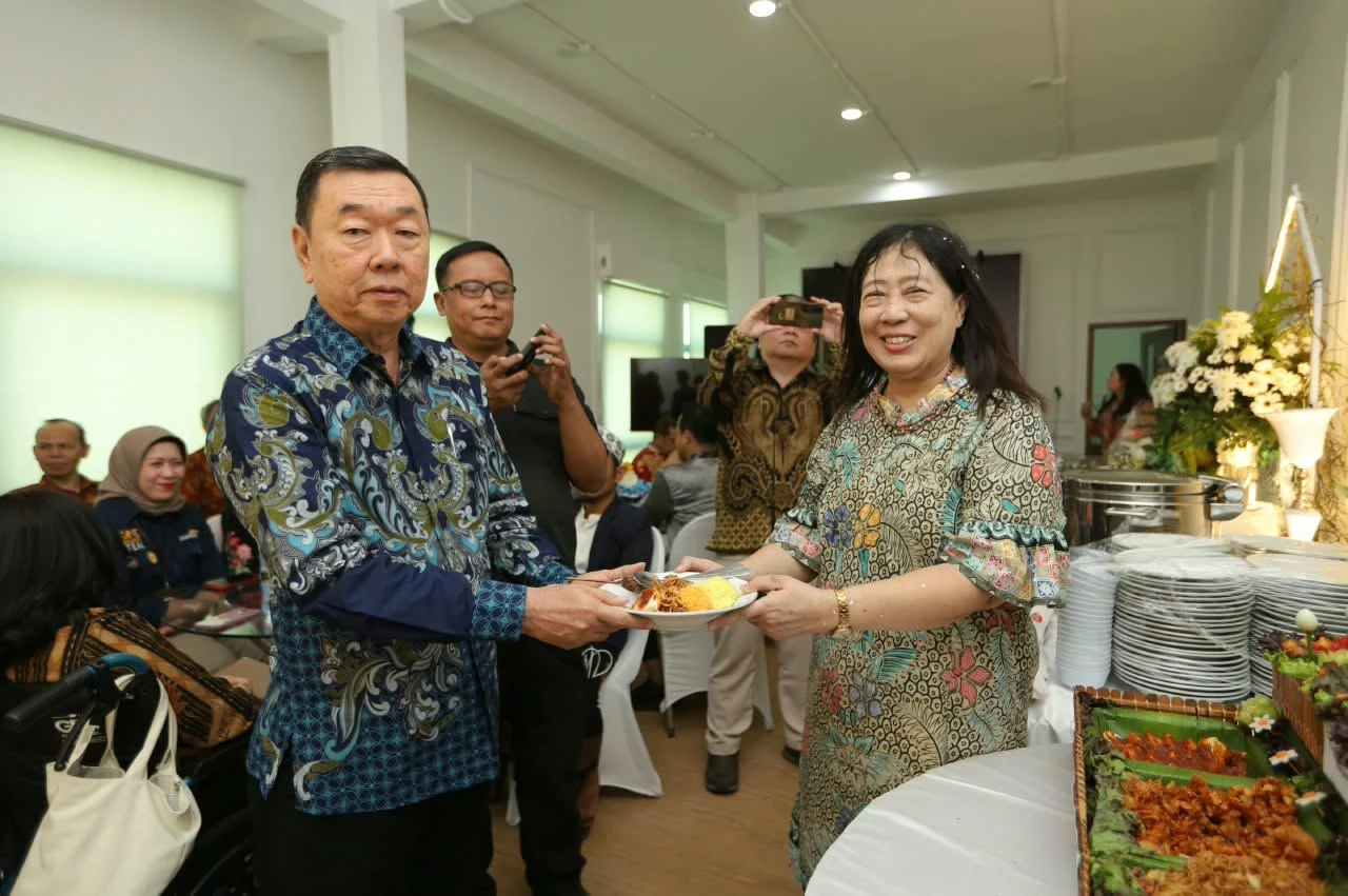 Foto:&nbsp;Ketua DPD Perbarindo Jawa Timur Angga Surya Wijaya (kiri) menerima tumpengan peresmian kantor dari Direktur Utama&nbsp;BPR Danamas Lisnur (kanan)